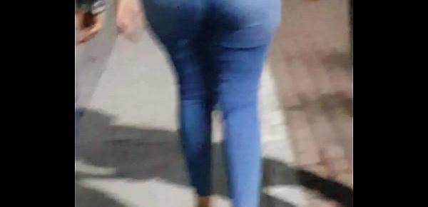  Hermosas nalgas en pantalon azul caminando  esta bien buenota...(1a parte)